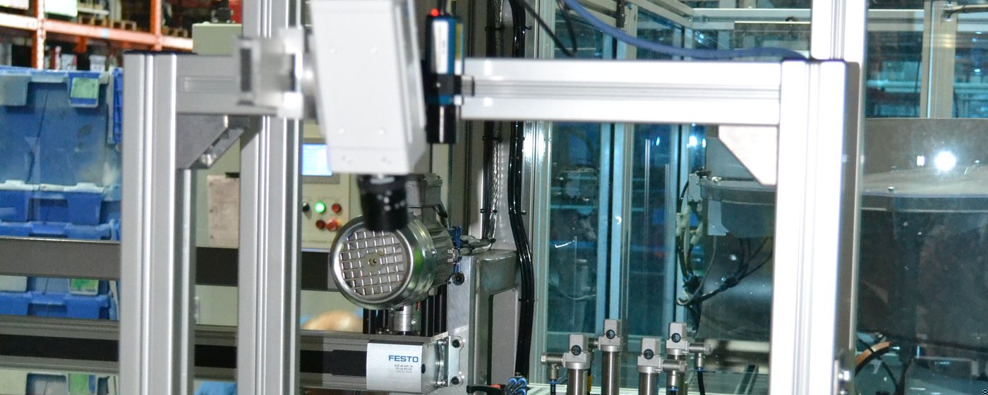 Robot cell with laser-lit gasket ring on a conveyor